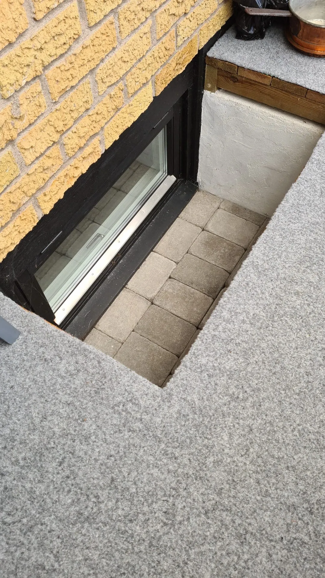 Källarfönster som hamnar under altandäcket – ett vanligt problem vid altanbygge