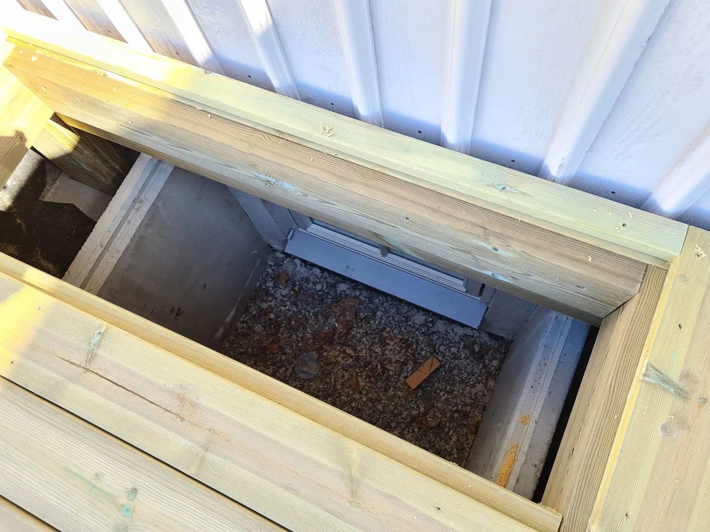 Öppen ljusgård inramad i altandäcket