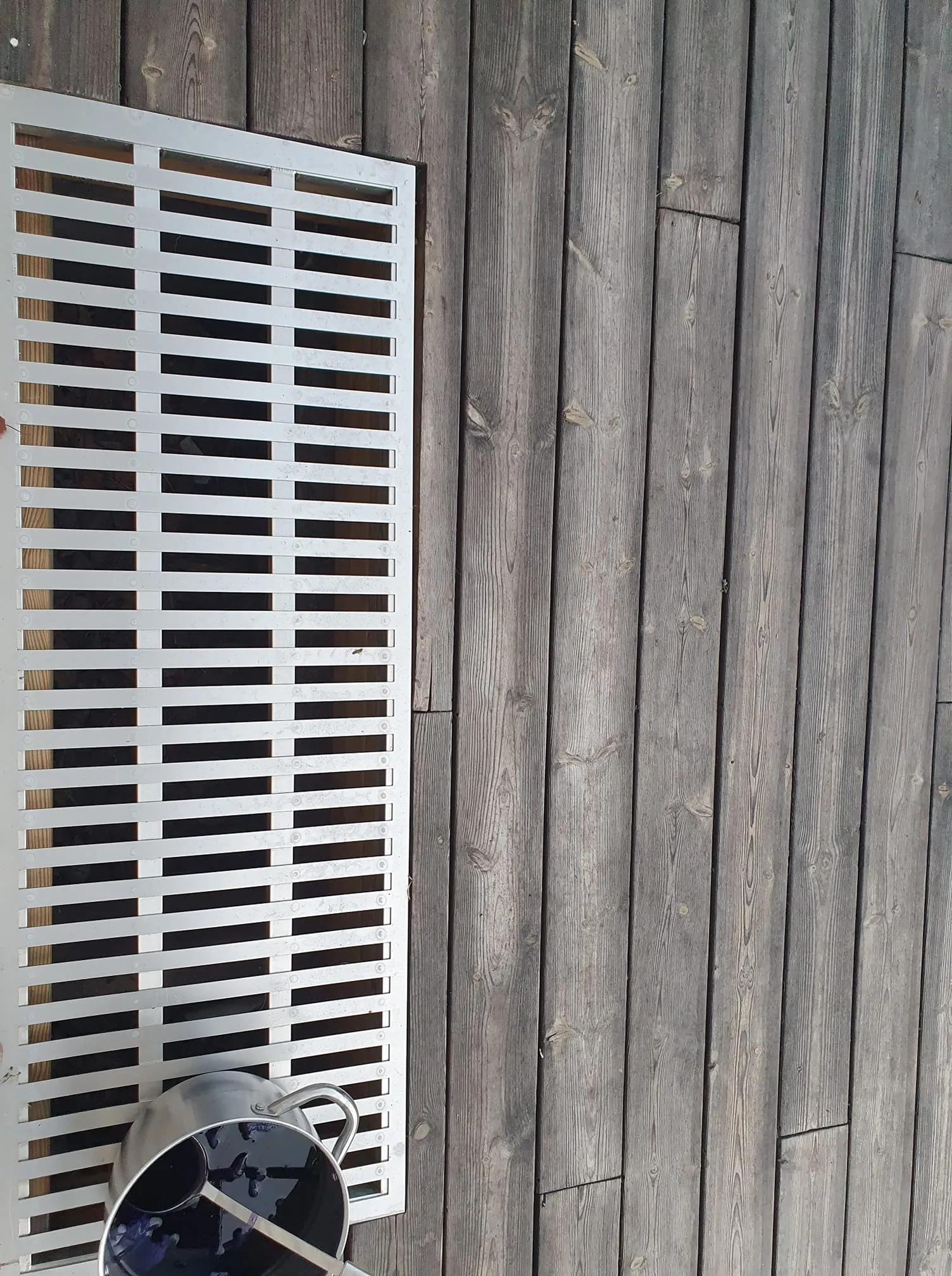 Vit gallerdurk över ljusgård i grått altandäck