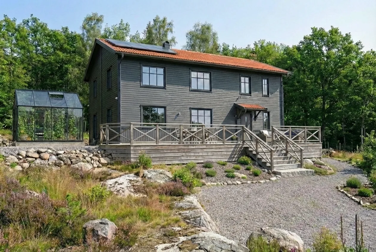 Grått hus med altan