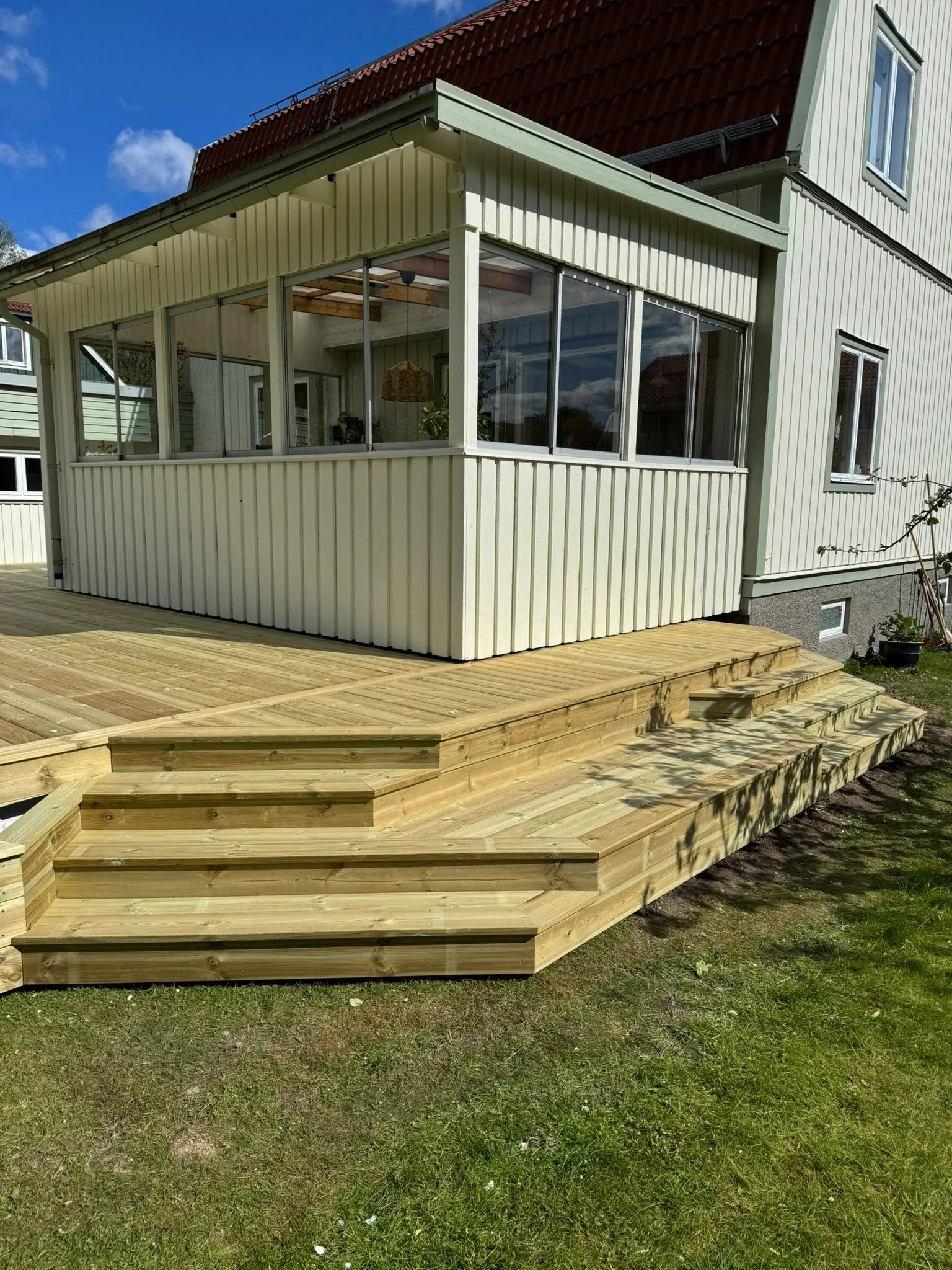 Närbild på altanens breda trappor som fungerar som sittytor