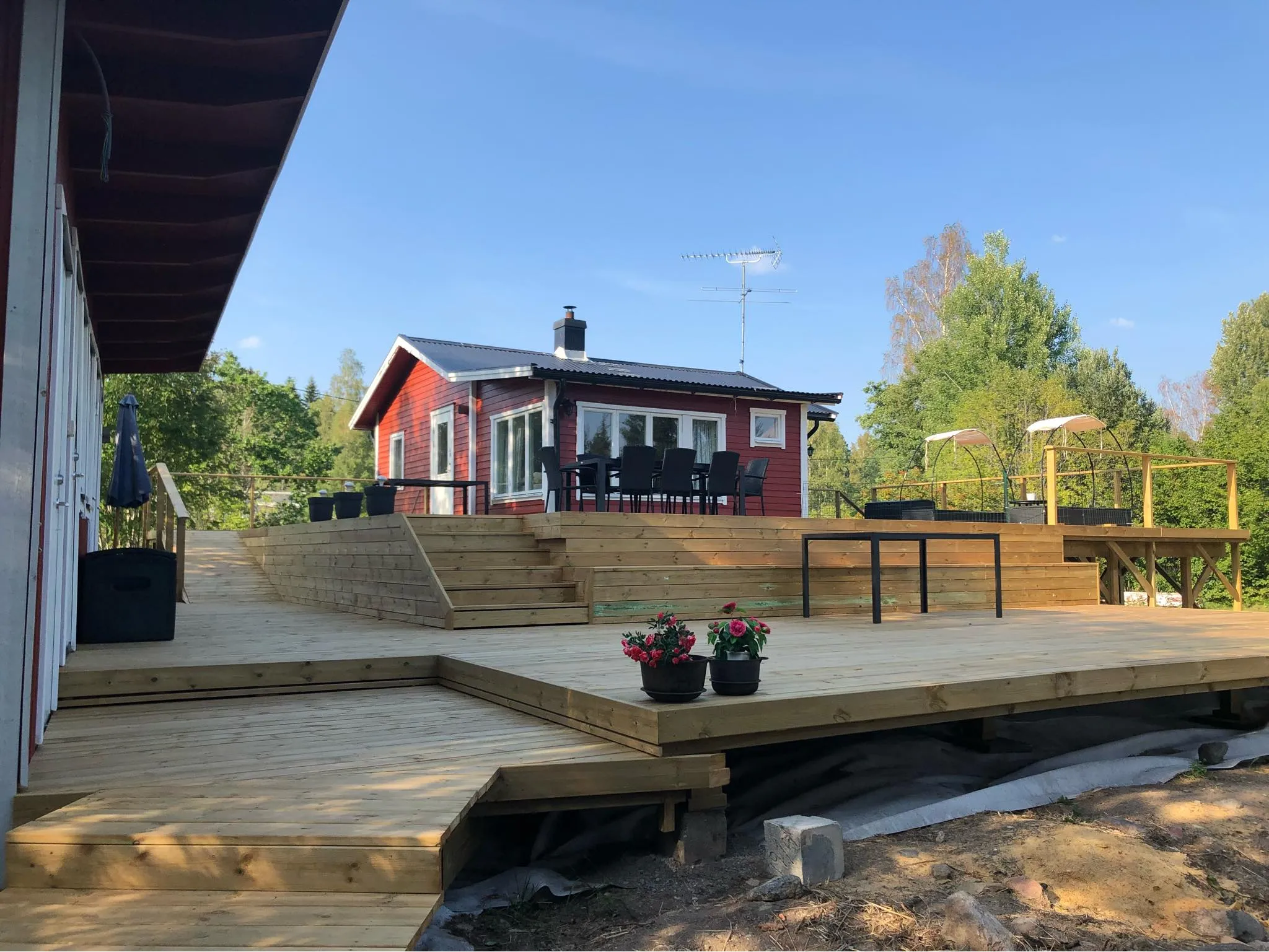 Flernivåaltan med breda trappor och ramp mellan plattformar och zoner