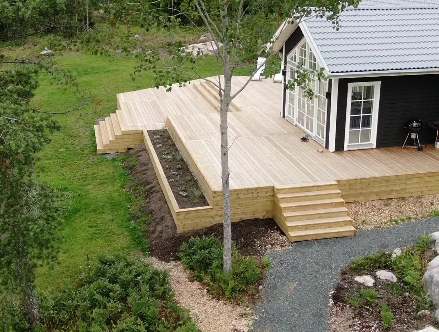 Blomlåda som avslut på sida med integrerad trapp.