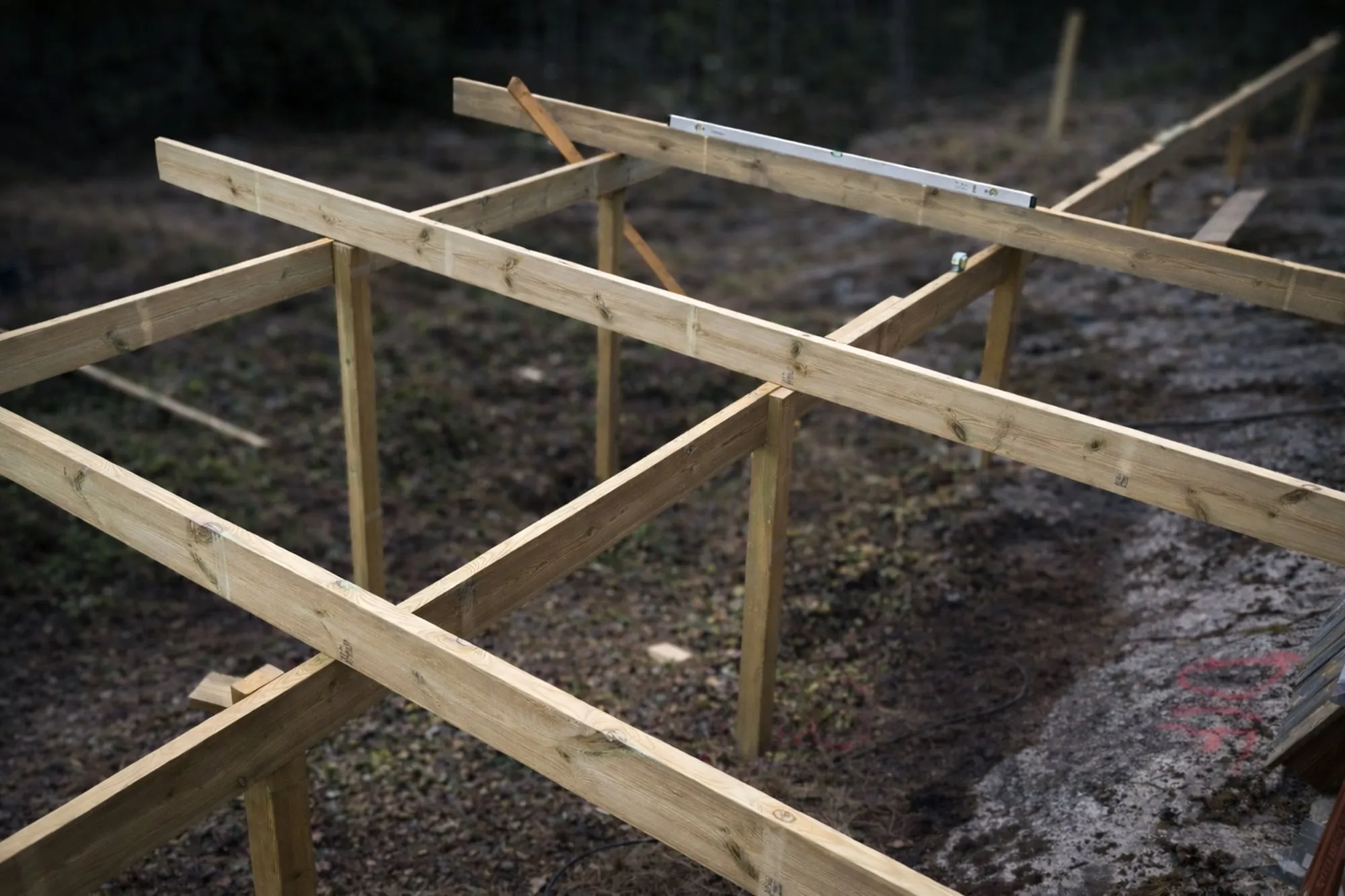 Bärlina monterad på stolpar som grundkonstruktion till altan