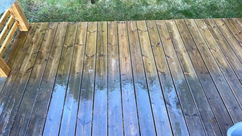 Halvvägs genom skrubbningen – tydlig skillnad mellan behandlad och obehandlad trall