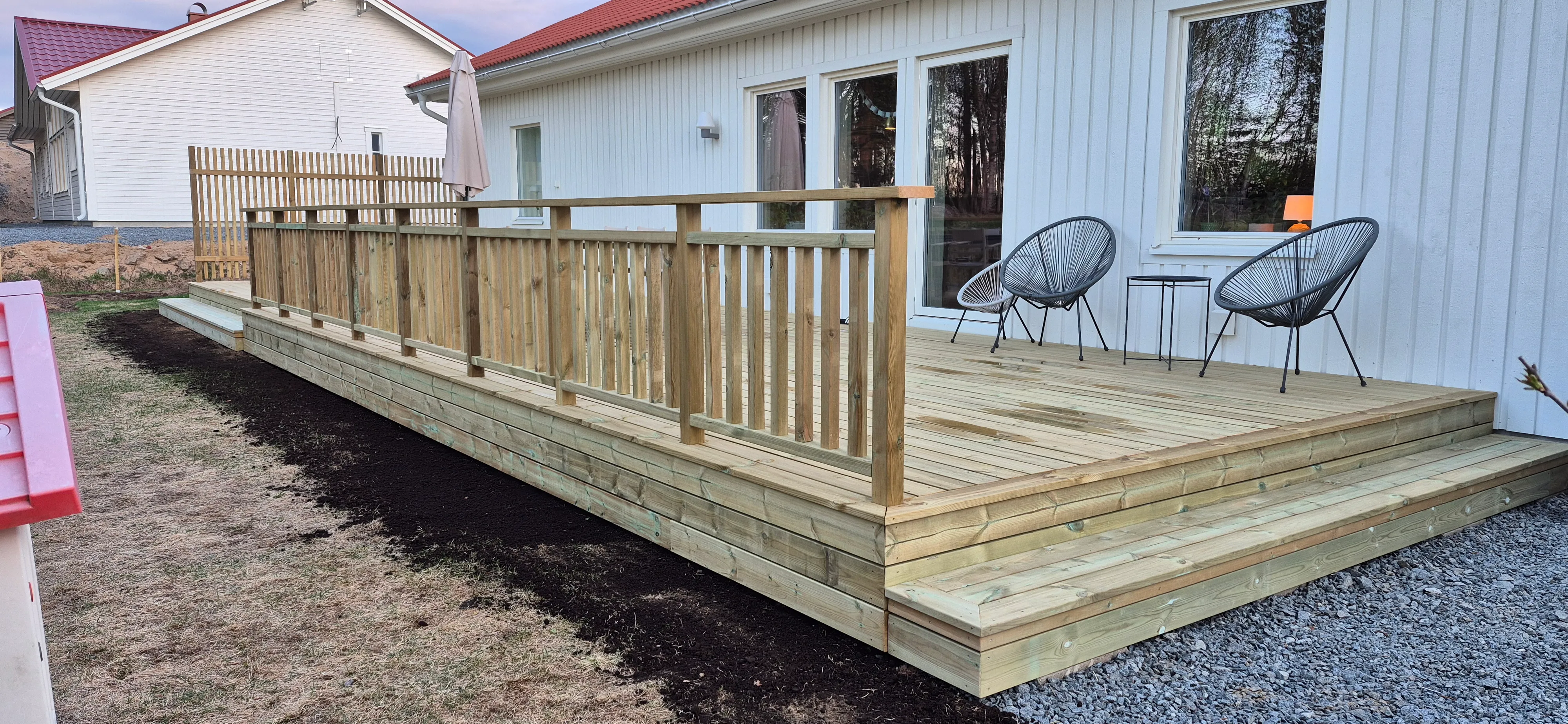 Niklas färdigbyggda altan med räcke och stolar