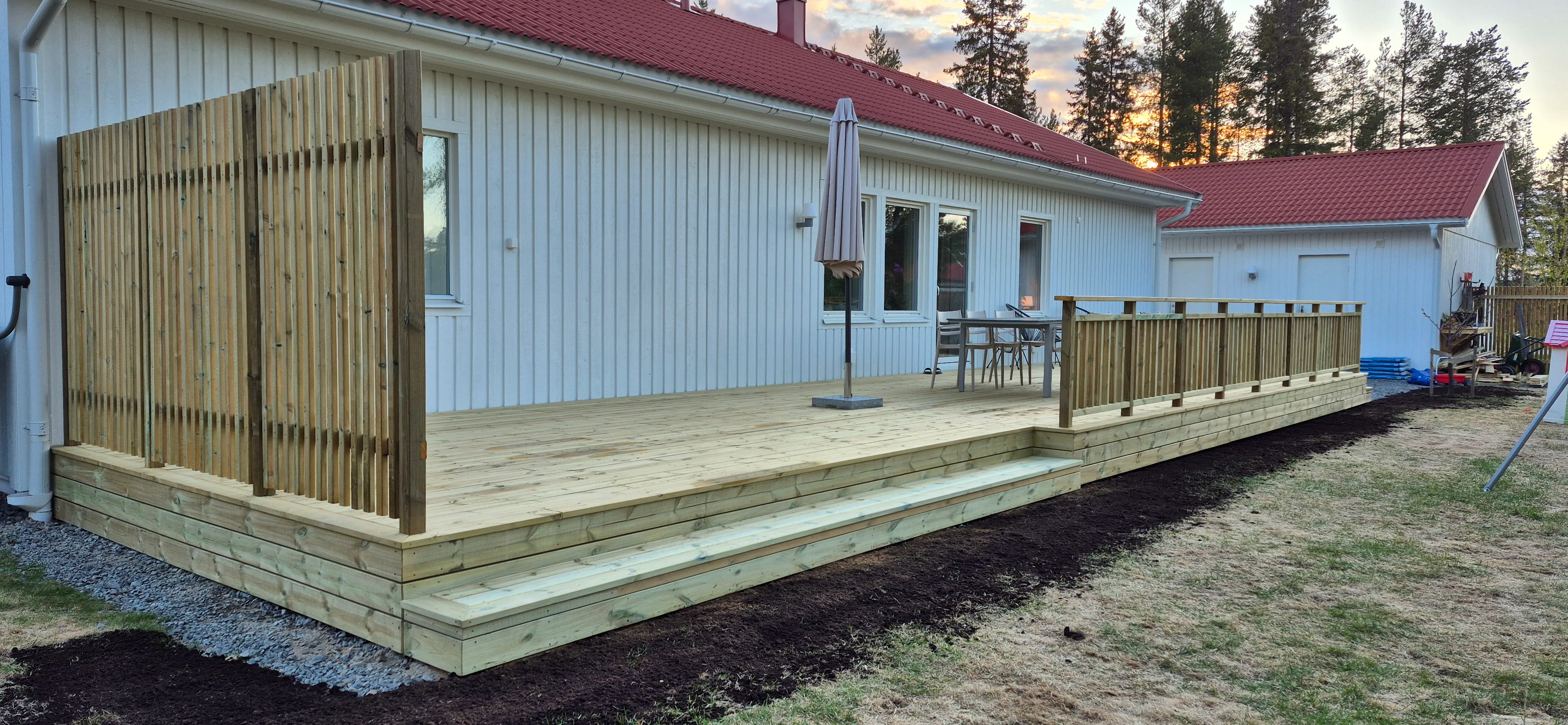 Niklas färdigbyggda altan med insynsskydd och parasoll