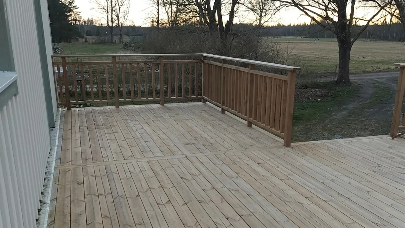 Elias altan uppifrån — trall och räcke med utsikt över fälten