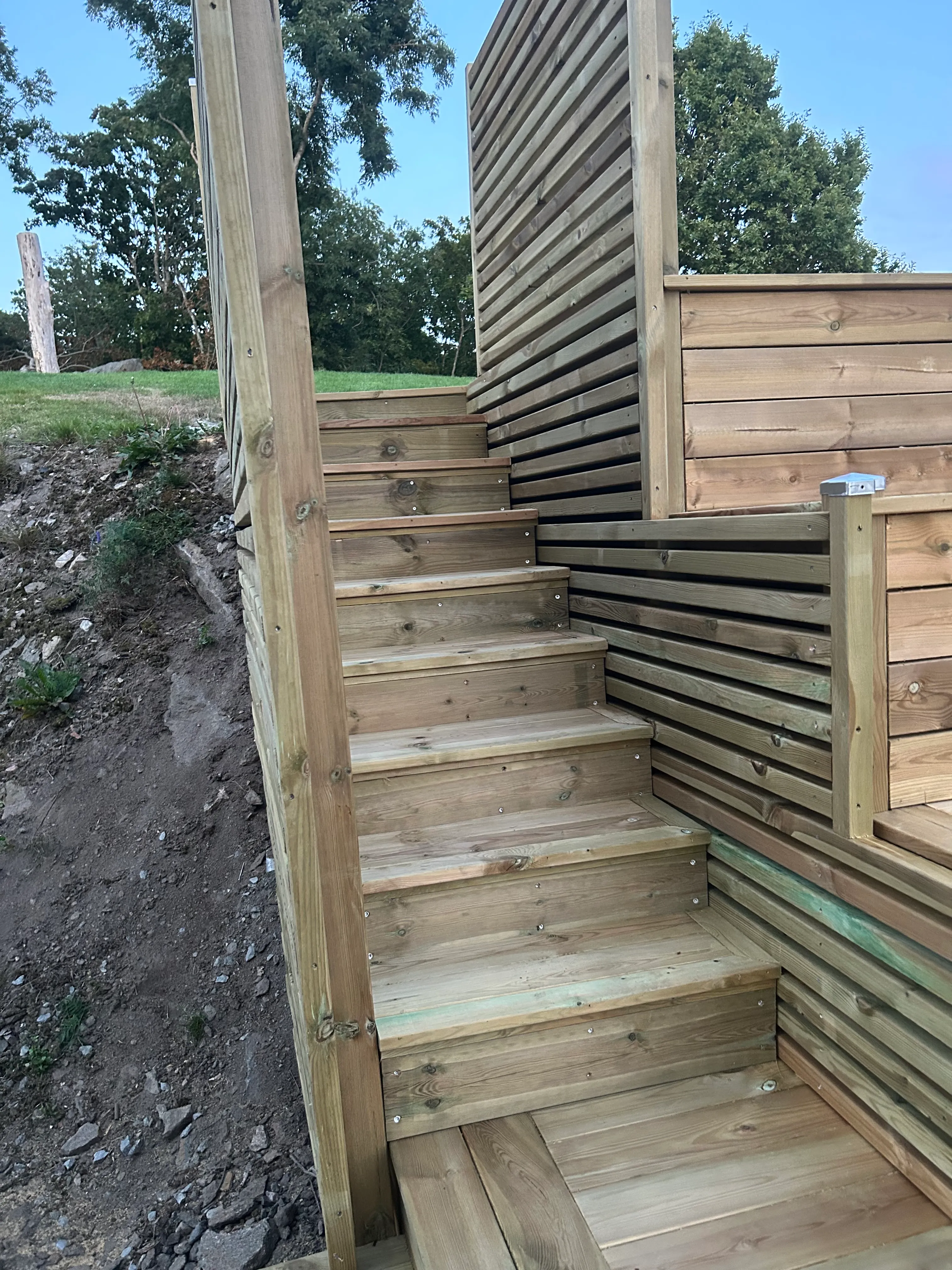 Närbild på staket och trappkonstruktion