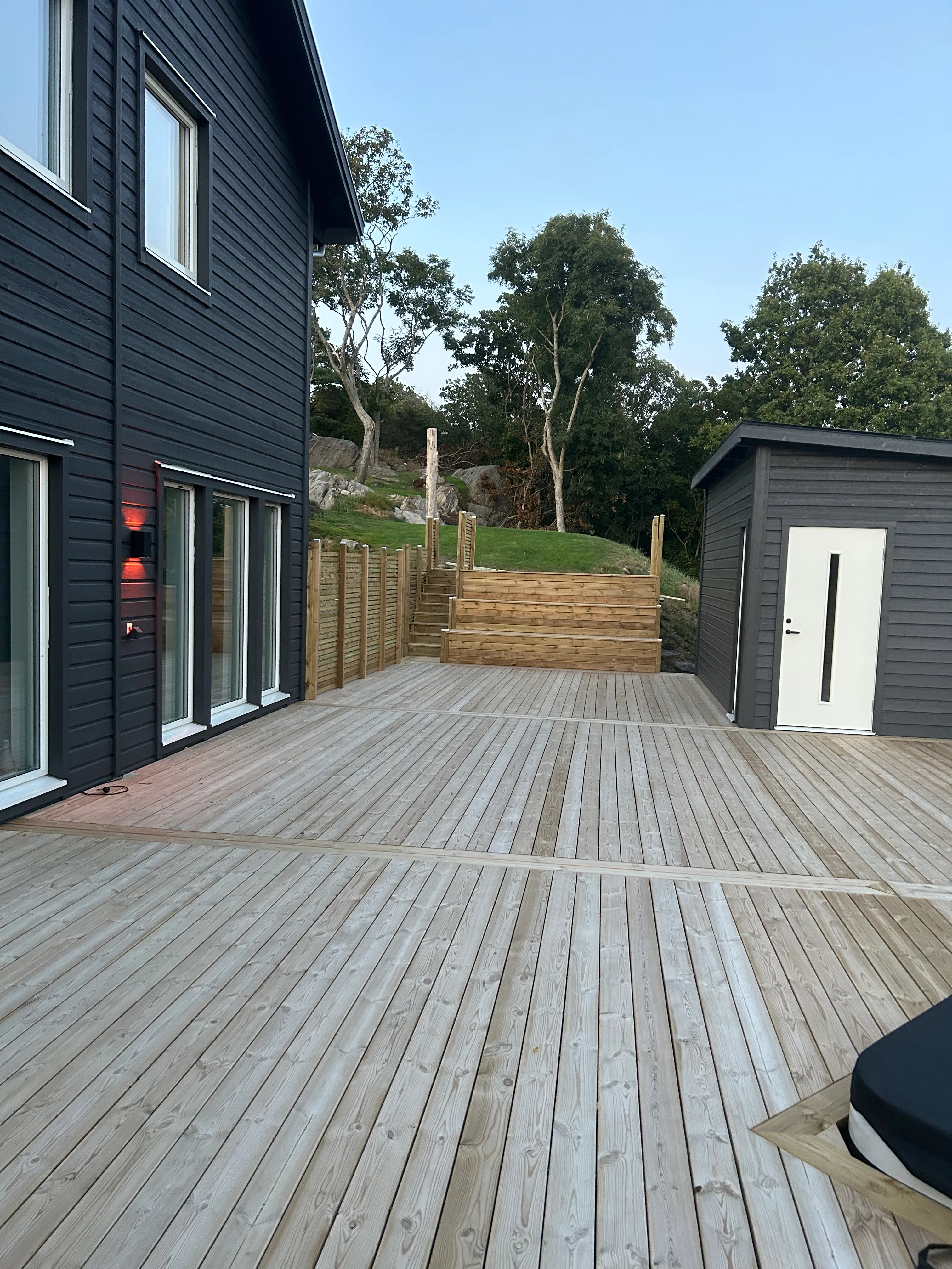 Altanen sedd längs husfasaden