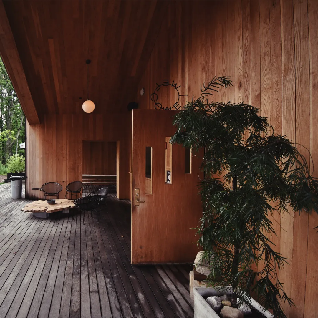 altan med öppen dörr