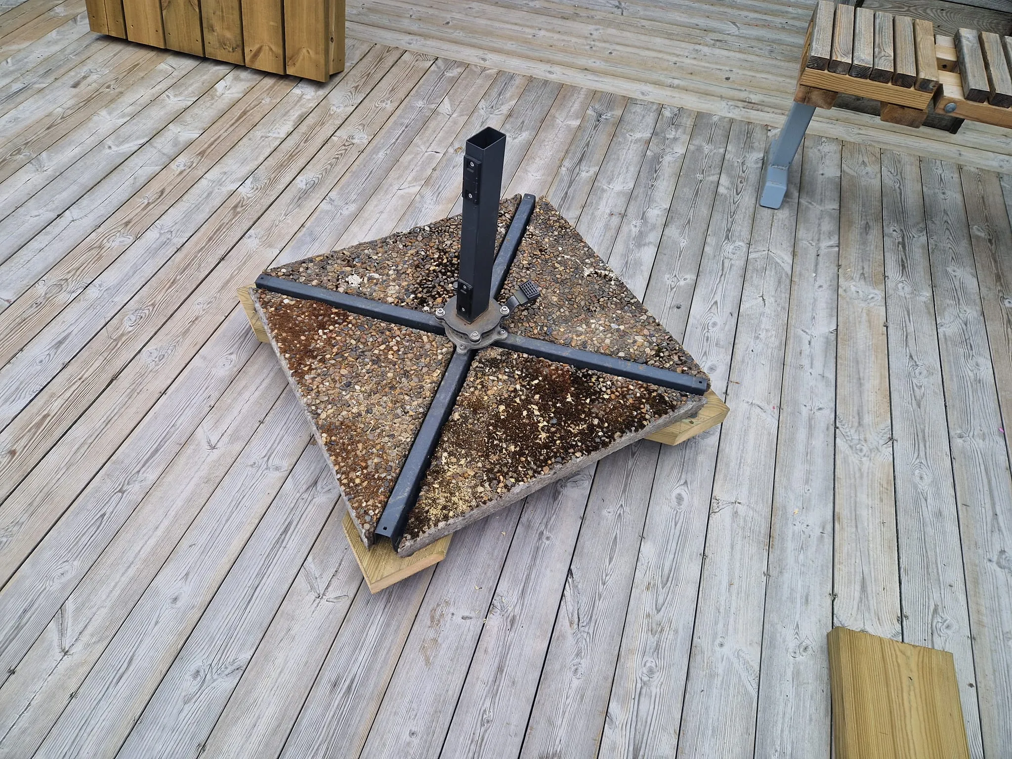 Bygge av parasollfot med trädgårdsplattor