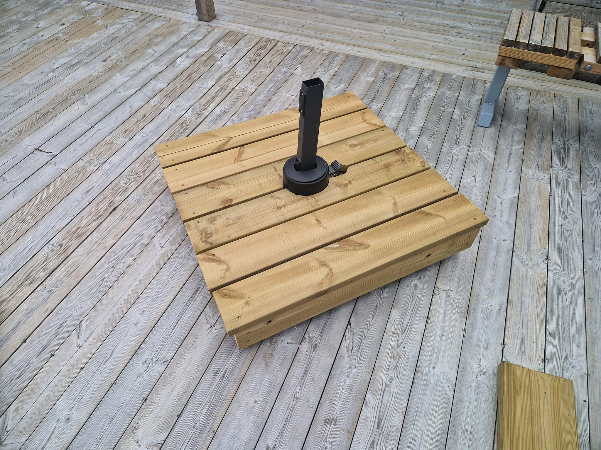 Färdig parasollfot med trall ovantill