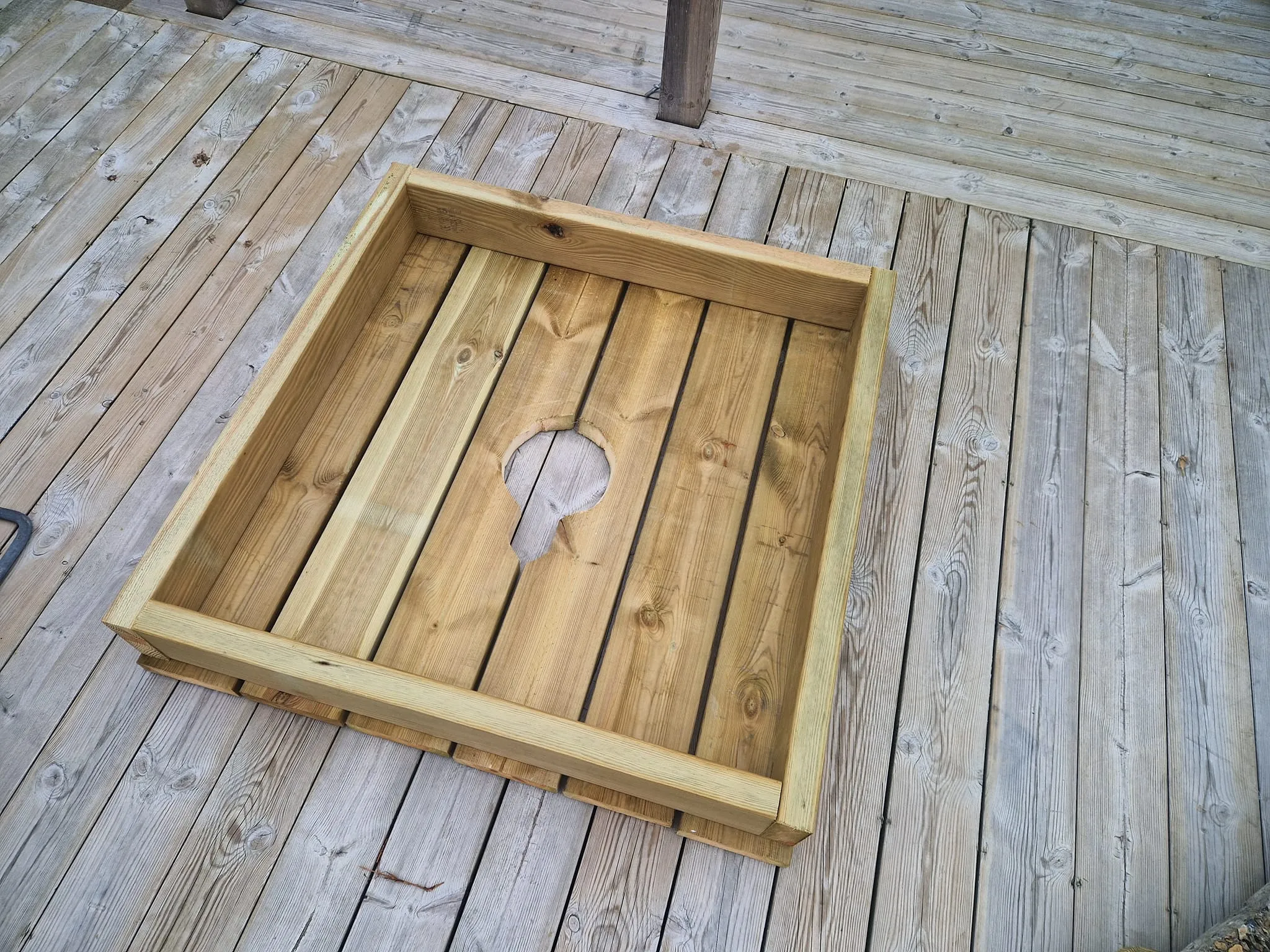 Träram med hål för parasollrör