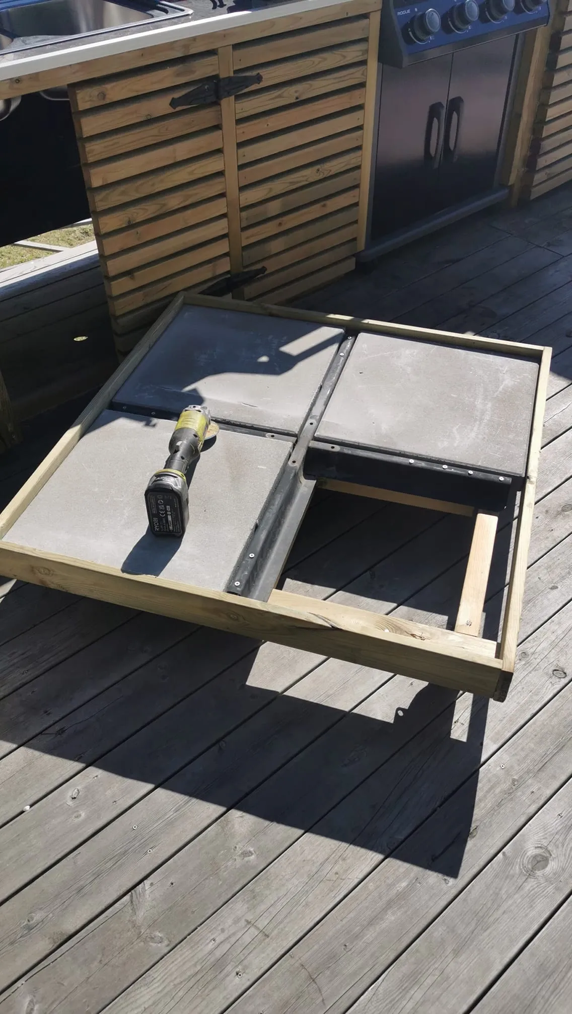 Bygge av plattform med trädgårdsplattor