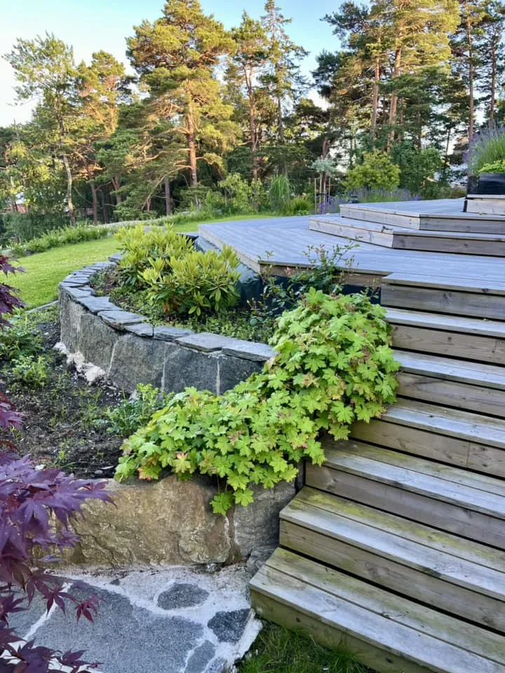 Altan med stenmur som utgör planteringsutrymme.