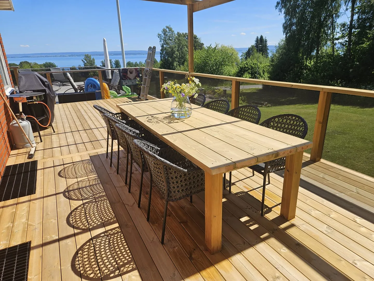 Räcke med vindnät monterat på tryckimpregnerat trä.