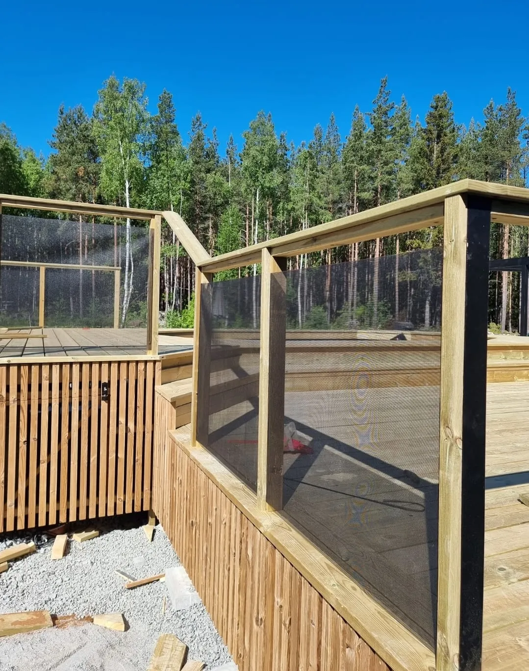 Vindnät med överliggare och trästoplar.