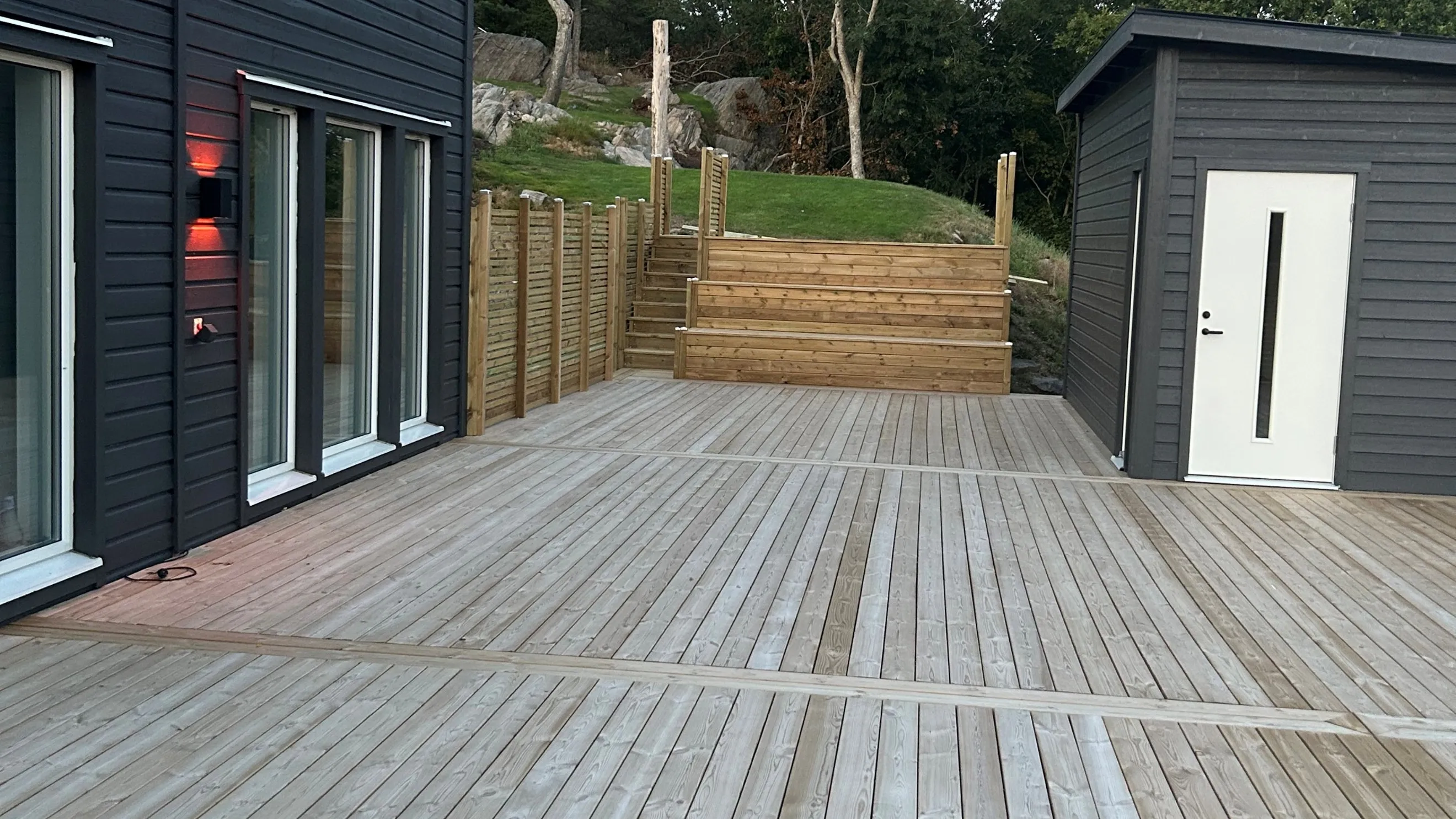 Christoffer Höglunds färdigbyggda altan med staket och trappa