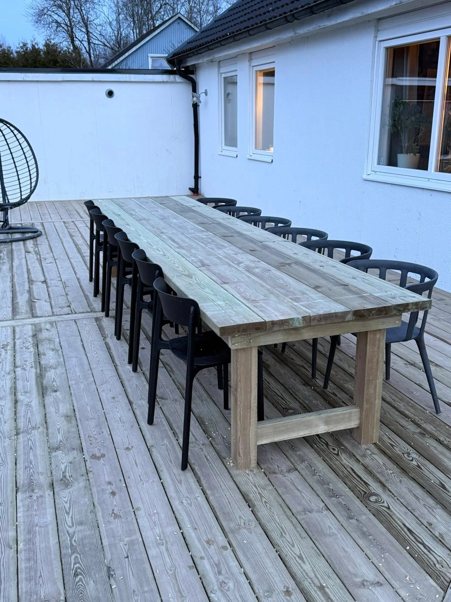 Färdigt plankbord i tryckimpregnerat trä, 4 meter långt, på altandäck