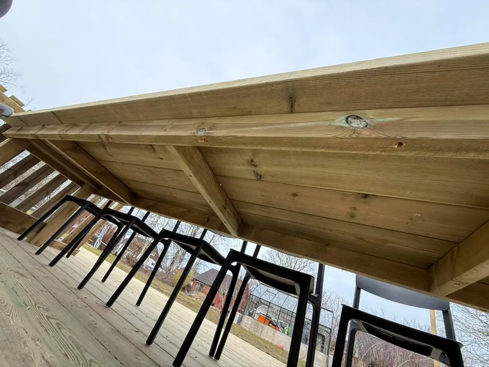 Undersidan av plankbordet med synlig ramkonstruktion och tvärslåar i 45×95 mm