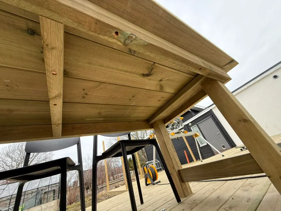 Stommen på utebordet med ben, ram och tvärslåar i tryckimpregnerat virke