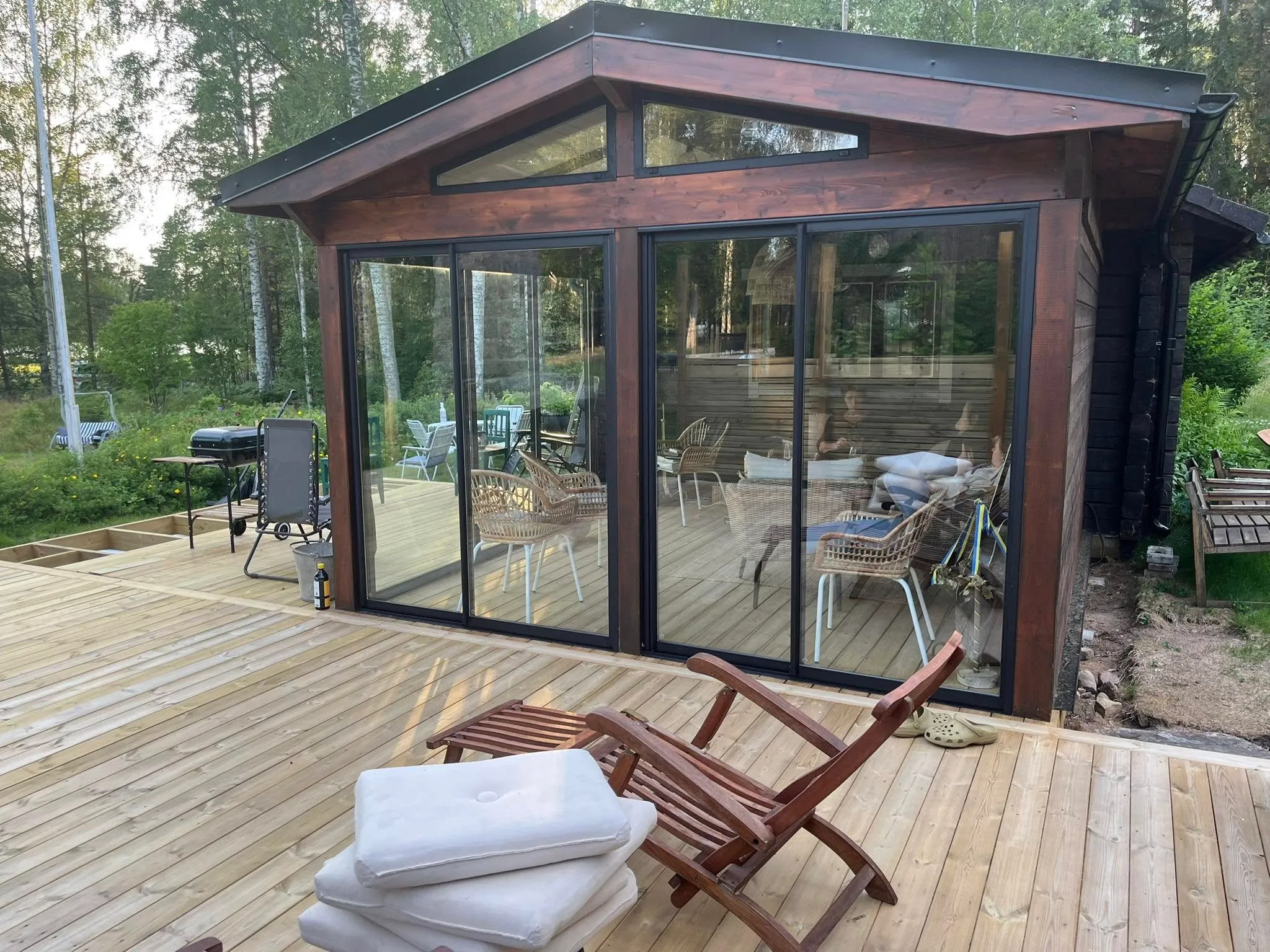 Uterummet med omgivande altan och sittplatser vid torpet