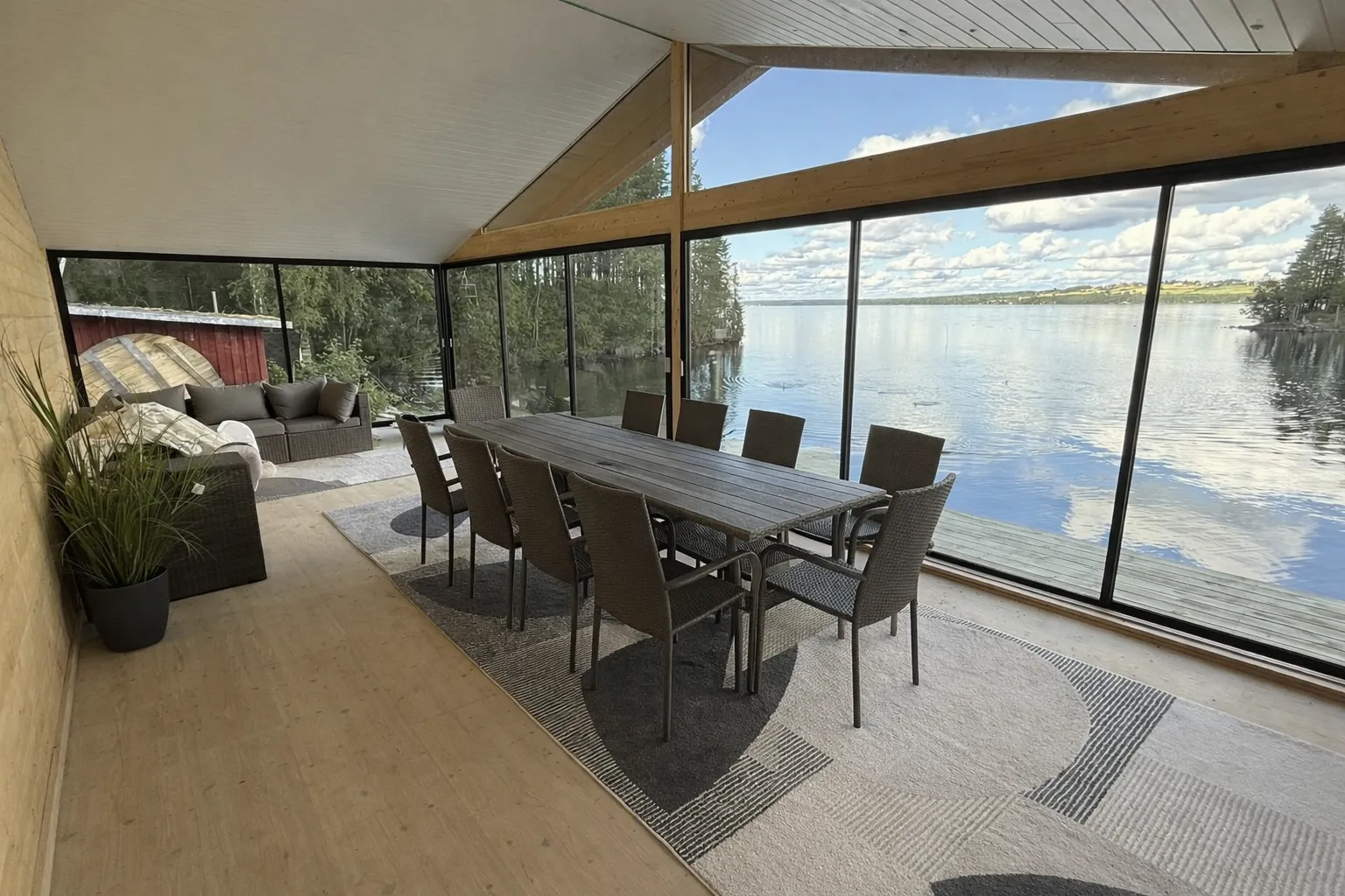 Panoramavy över sjön inifrån uterummet