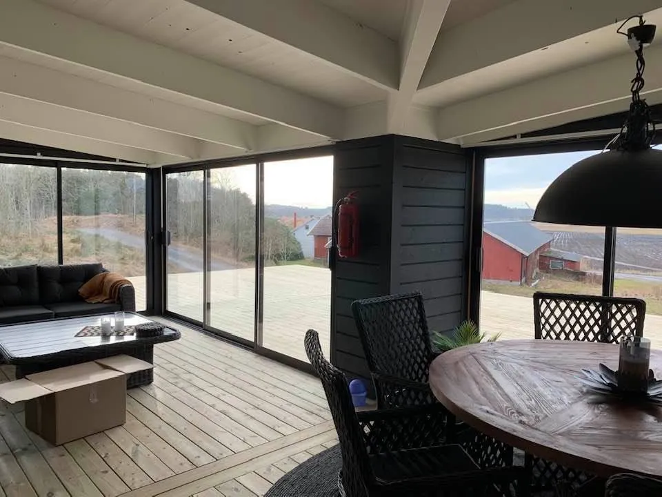 Panoramauterum med loungemöbler och utsikt över lantligt landskap