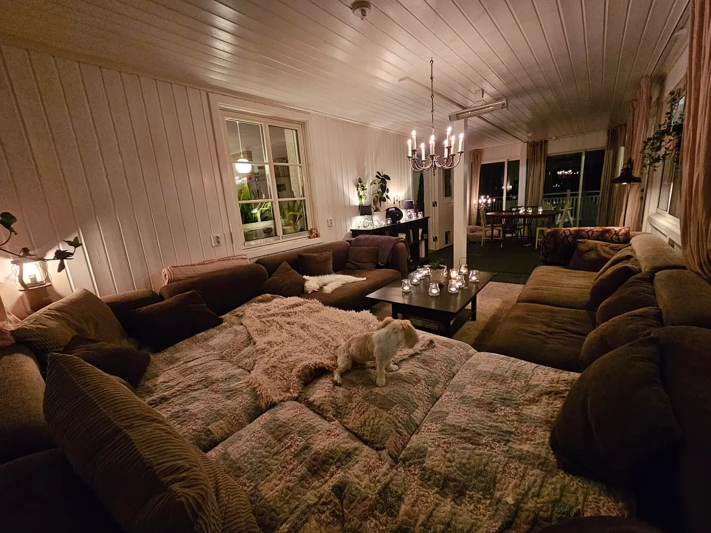 Mysig loungehörna med stor soffa och stämningsbelysning