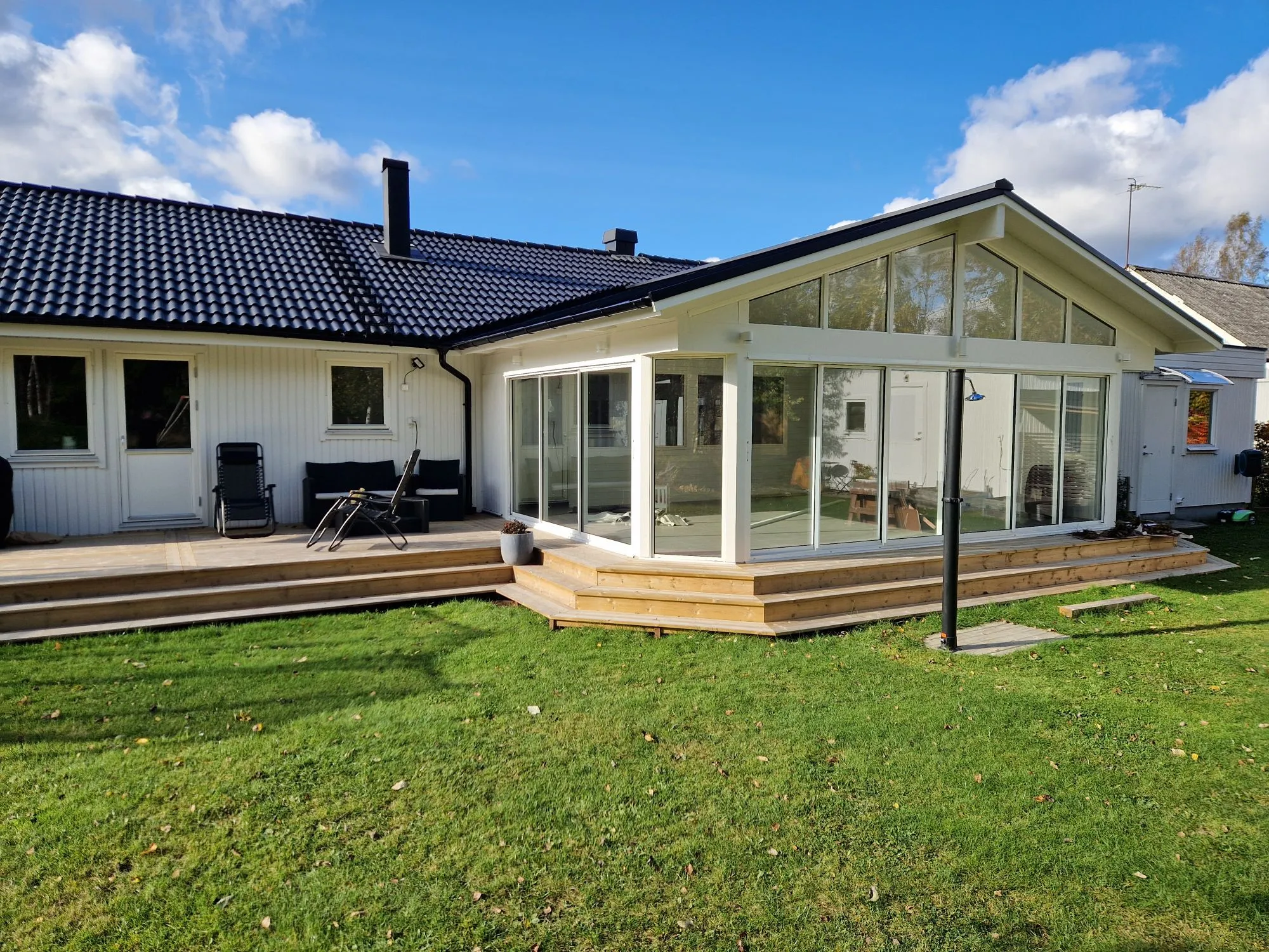 Vit enplansvilla med ljust uterum och sadeltak